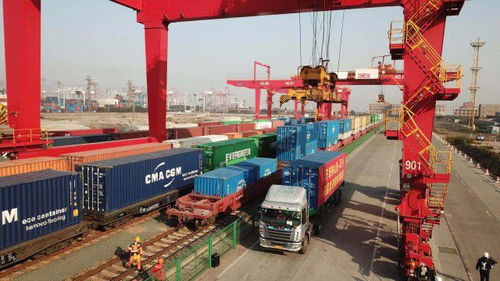 國內首條雙層集裝箱海鐵聯運班列成功首發，寧波舟山港引領高效貨運新篇章